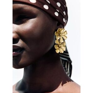 Zara Golden Metal Flower Earrings ref. 1124/009/303 never worn